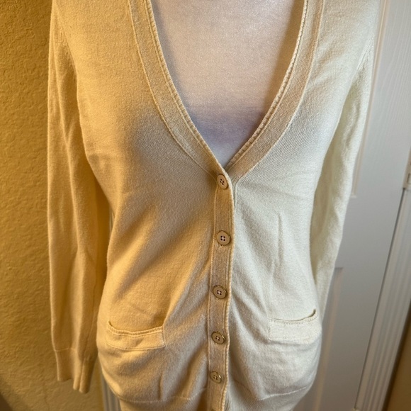 🩷5/$10 BANANA Republic petite small ivory cardigan - Picture 3 of 7